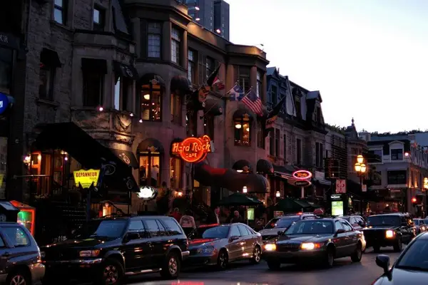 Best date spots in Montréal: rue crescent